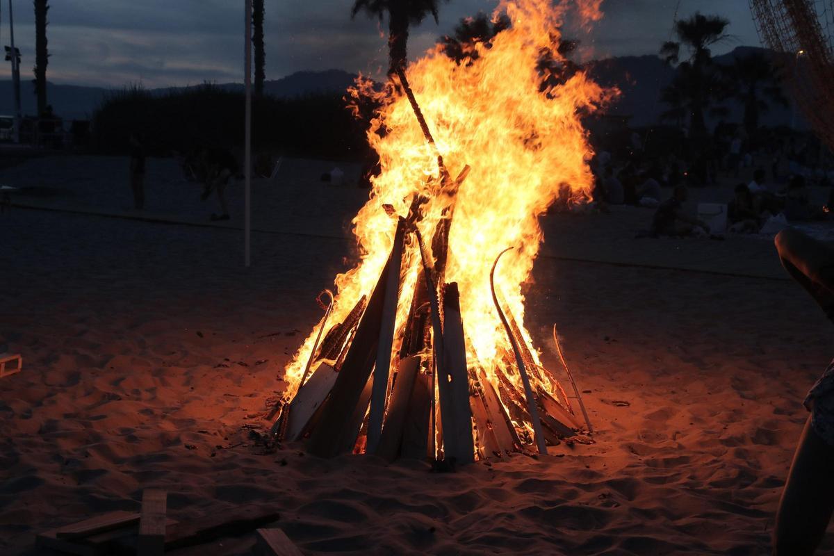 Noche de San Juan en Castellón 2026: Hogueras, Programa y Playas